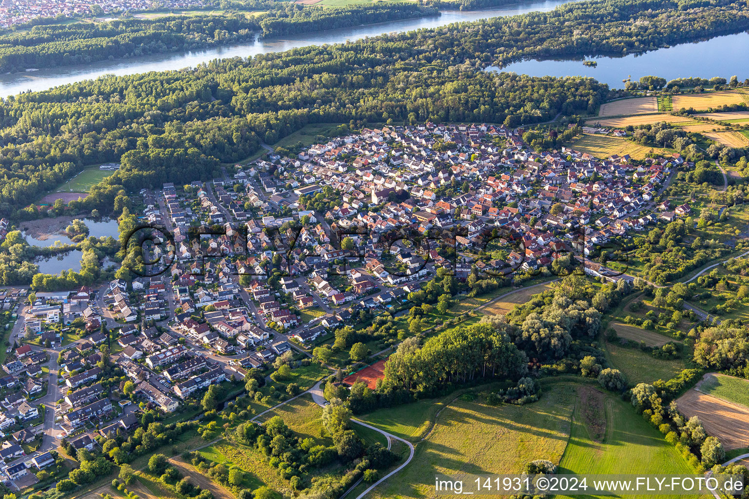 Vue aérienne de Du sud-est à le quartier Neuburgweier in Rheinstetten dans le département Bade-Wurtemberg, Allemagne