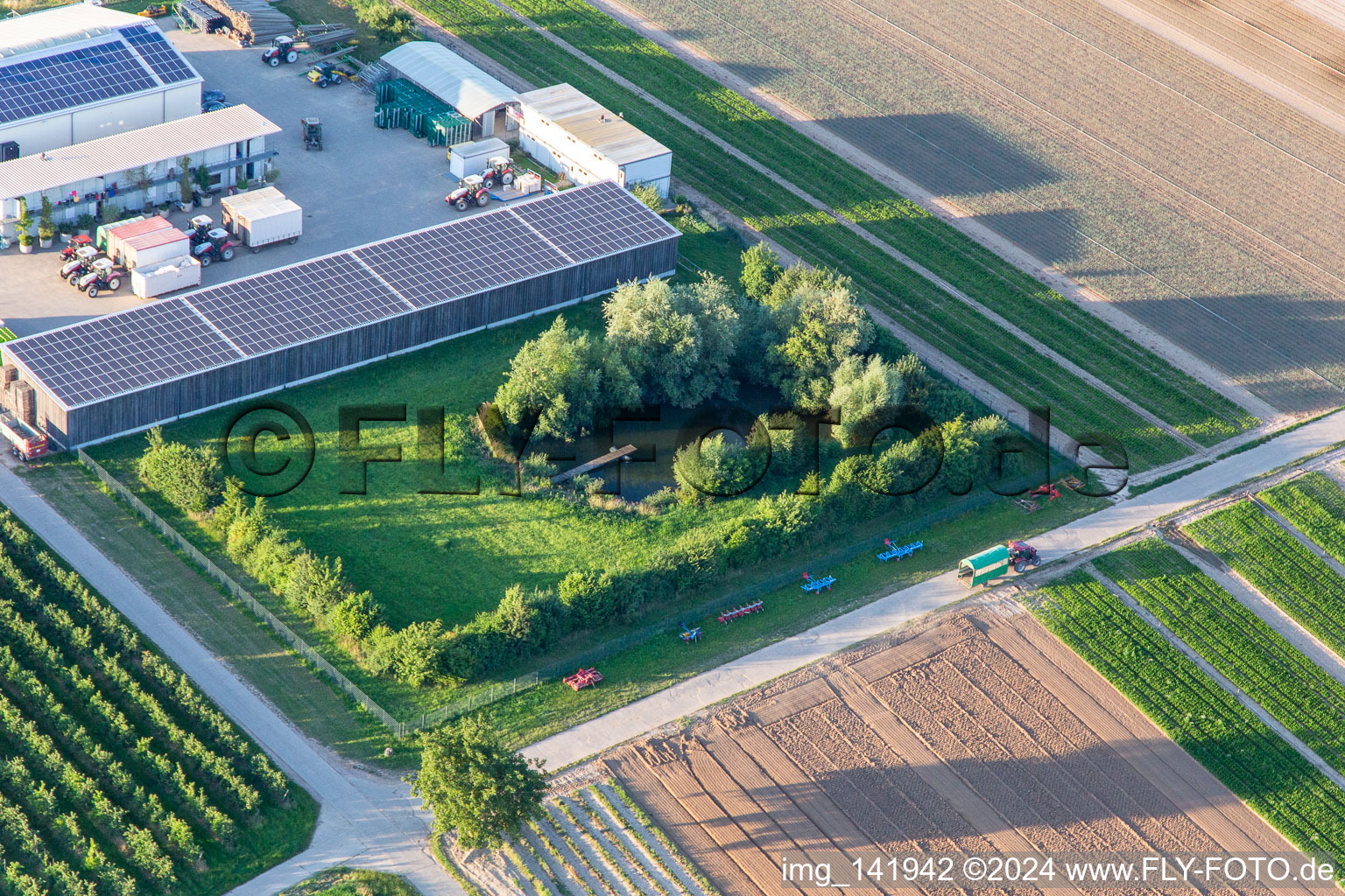 Vue aérienne de Jardin fermier avec étang naturel à Winden dans le département Rhénanie-Palatinat, Allemagne