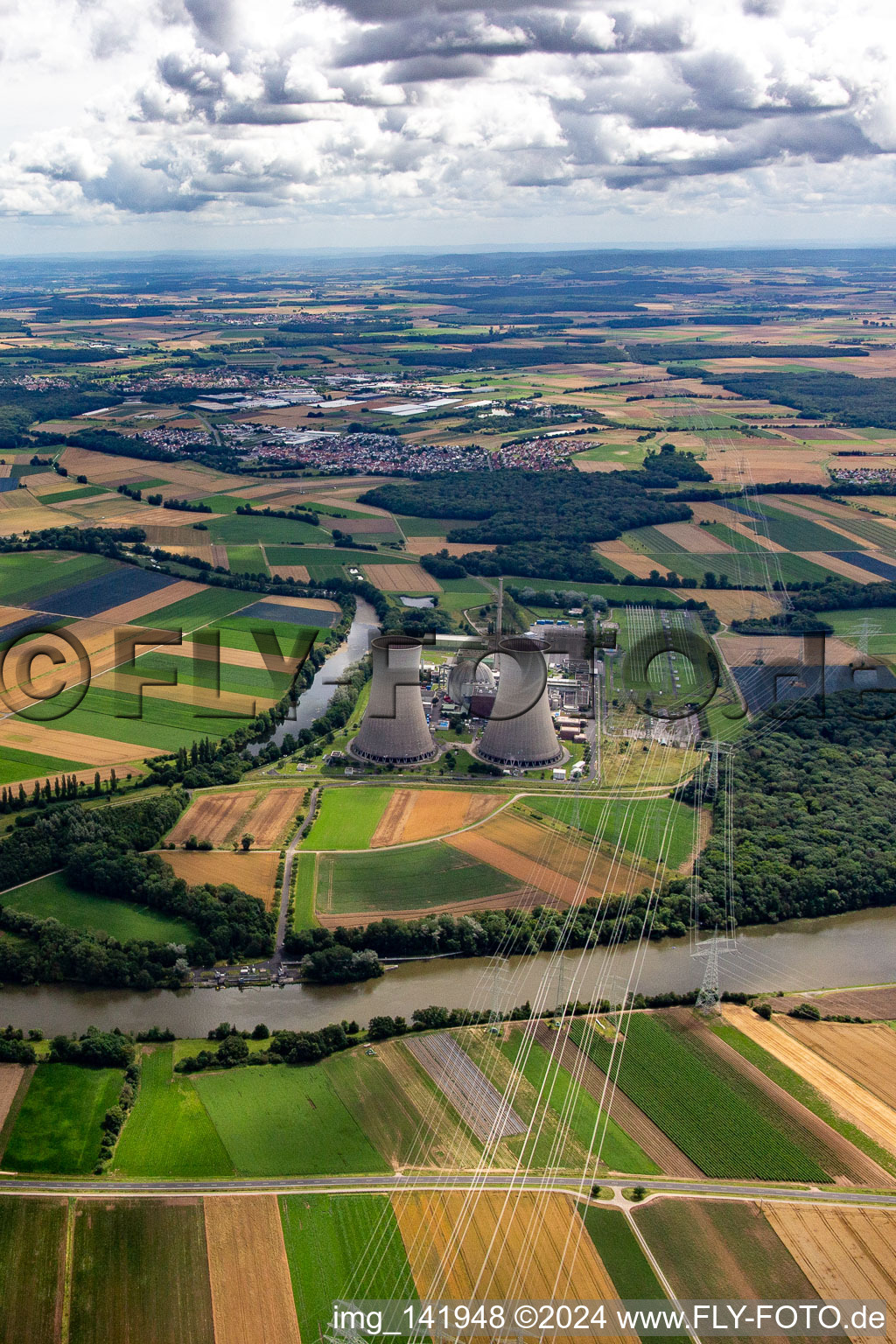 Vue aérienne de Arrêt de la centrale nucléaire Grafenrheinfeld de Preussenelektra GmbH avant l'explosion des tours de refroidissement à Grafenrheinfeld dans le département Bavière, Allemagne