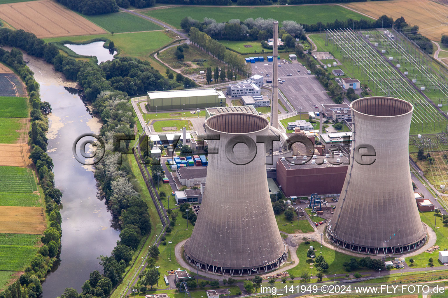 Vue aérienne de Arrêt de la centrale nucléaire Grafenrheinfeld de Preussenelektra GmbH avant l'explosion des tours de refroidissement à Grafenrheinfeld dans le département Bavière, Allemagne