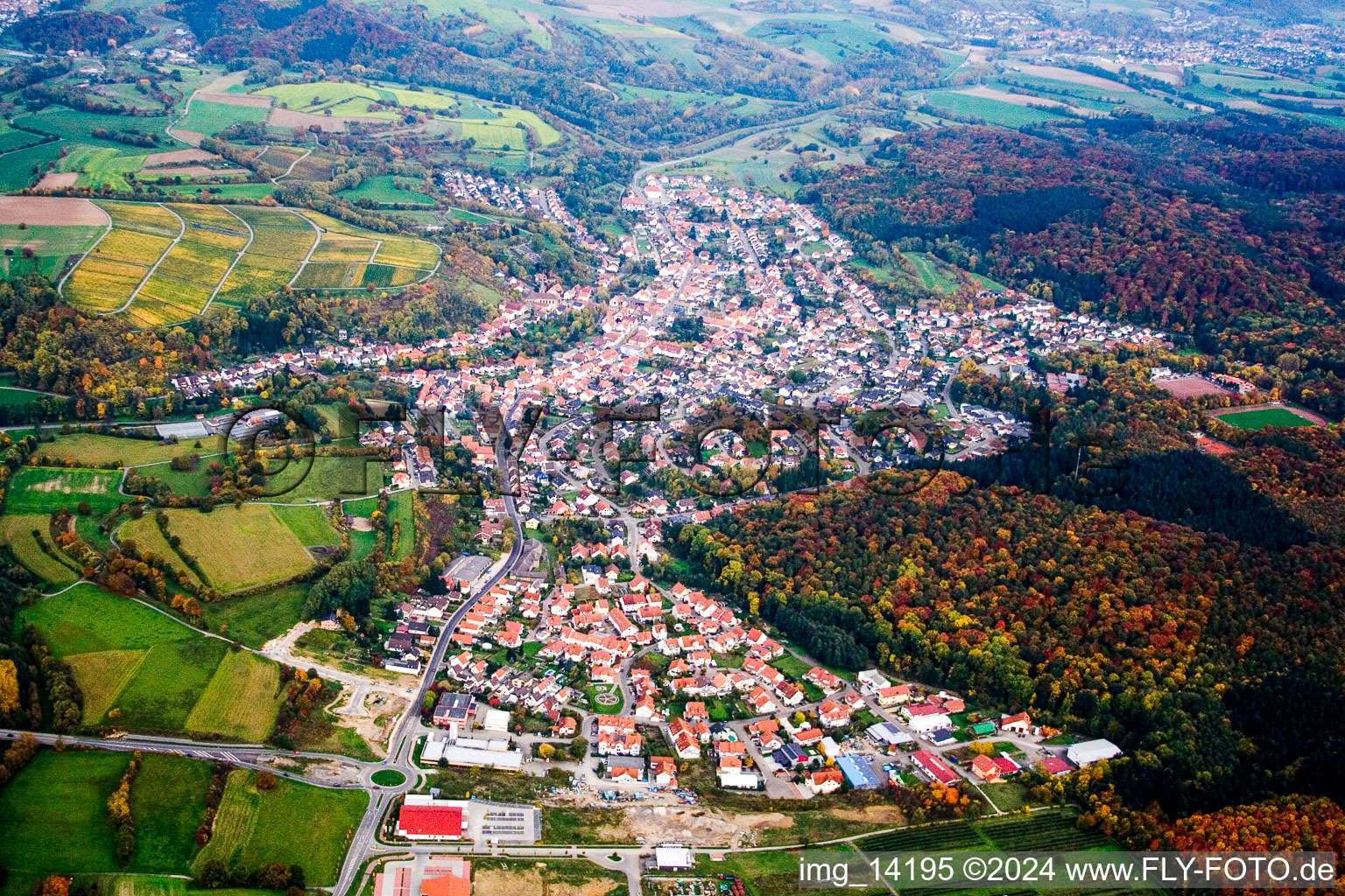 Vue aérienne de Vue des rues et des maisons des quartiers résidentiels à Mühlhausen dans le département Bade-Wurtemberg, Allemagne