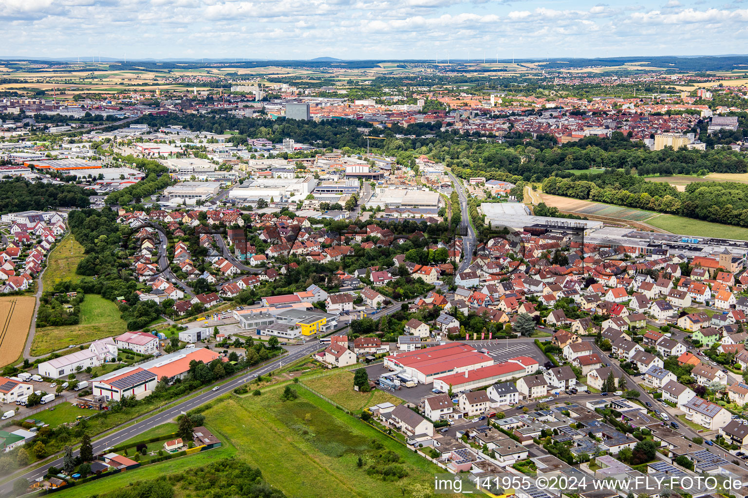 Vue aérienne de Rue Schweinfurter à Sennfeld dans le département Bavière, Allemagne