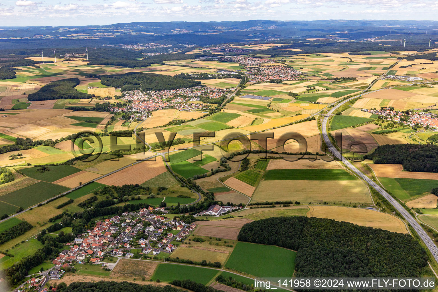 Vue aérienne de Tracé de l'A71 entre Pfersdorg et Ebenhausen à le quartier Hain in Poppenhausen dans le département Bavière, Allemagne