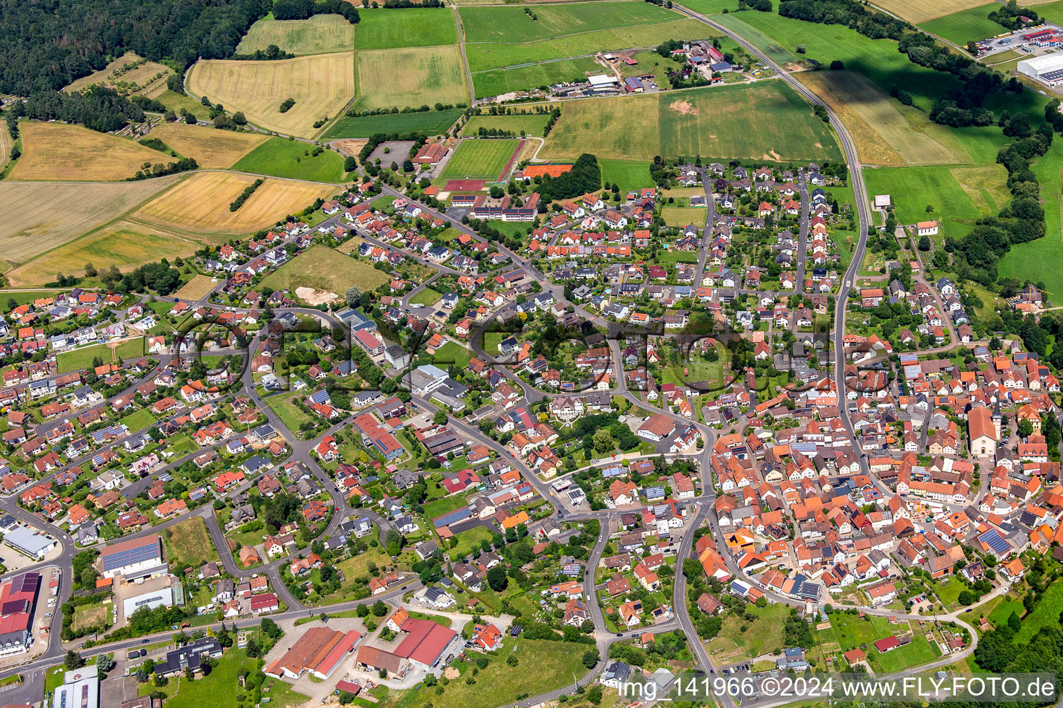 Vue aérienne de Du sud à Oberthulba dans le département Bavière, Allemagne