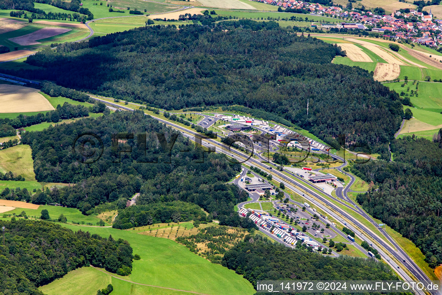 Vue aérienne de Aire de service Tank & Rast Rhön Ouest et Est avec parking poids lourds sur l'A7 à Schondra dans le département Bavière, Allemagne