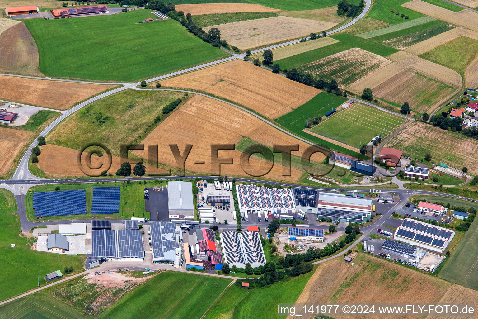 Vue aérienne de Zone commerciale de Märzgrund avec Möbel & Raum Verwaltungs GmbH à Schondra dans le département Bavière, Allemagne