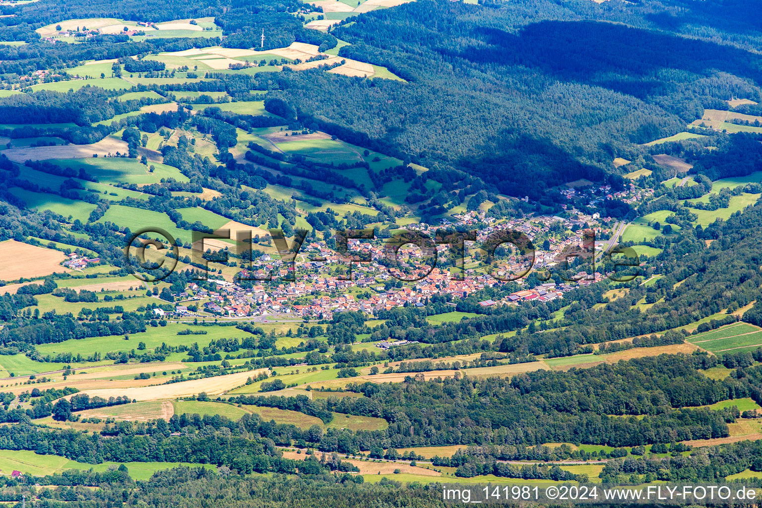 Vue aérienne de Du sud à le quartier Hettenhausen in Gersfeld dans le département Hesse, Allemagne