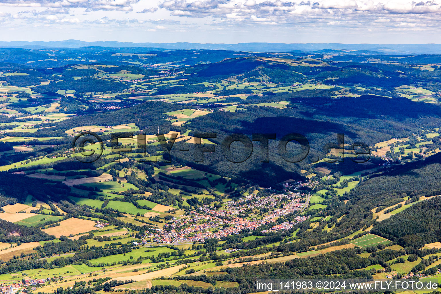 Vue aérienne de Du sud-ouest à le quartier Hettenhausen in Gersfeld dans le département Hesse, Allemagne