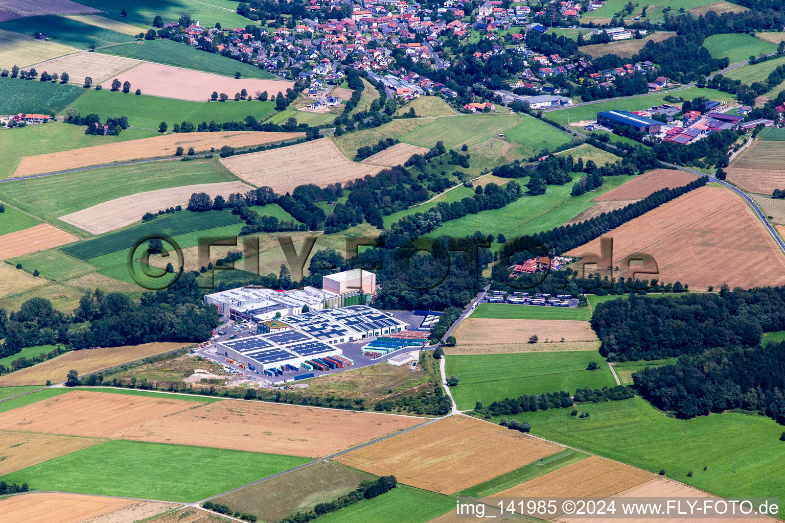 Vue aérienne de Fontaine minérale RhönSprudel Egon Schindel GmbH à le quartier Memlos in Eichenzell dans le département Hesse, Allemagne