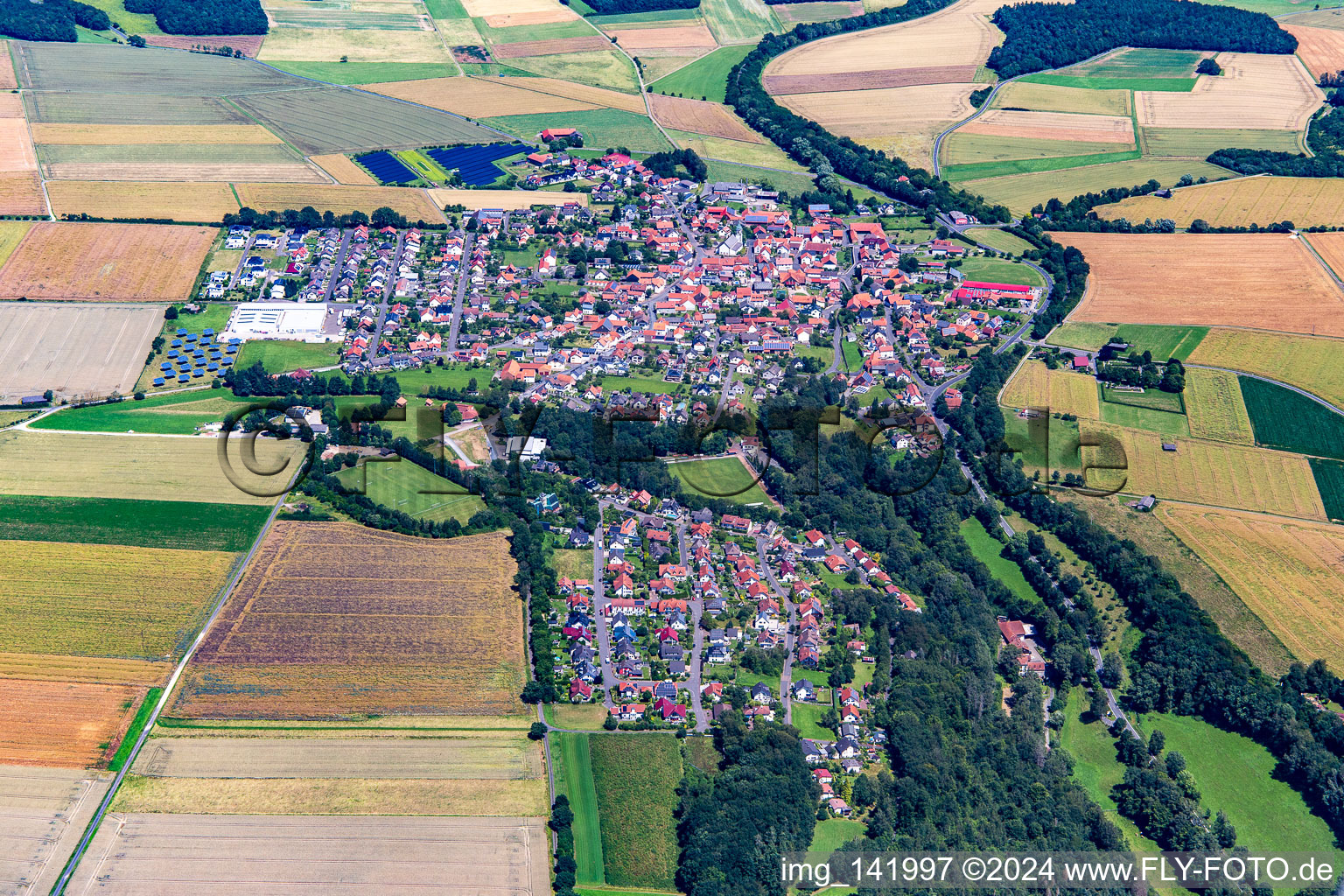 Vue aérienne de De l'ouest à le quartier Steinbach in Burghaun dans le département Hesse, Allemagne