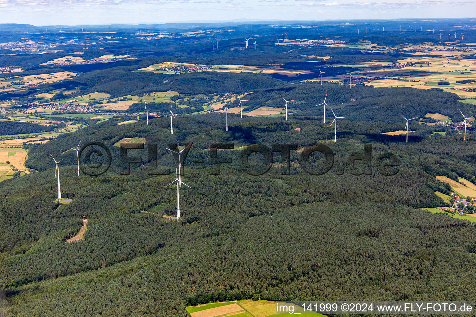 Vue aérienne de Le parc éolien de Buchenau / Eiterfeld comprend actuellement un total de 15 éoliennes (WEA) de différents fabricants à le quartier Dittlofrod in Eiterfeld dans le département Hesse, Allemagne