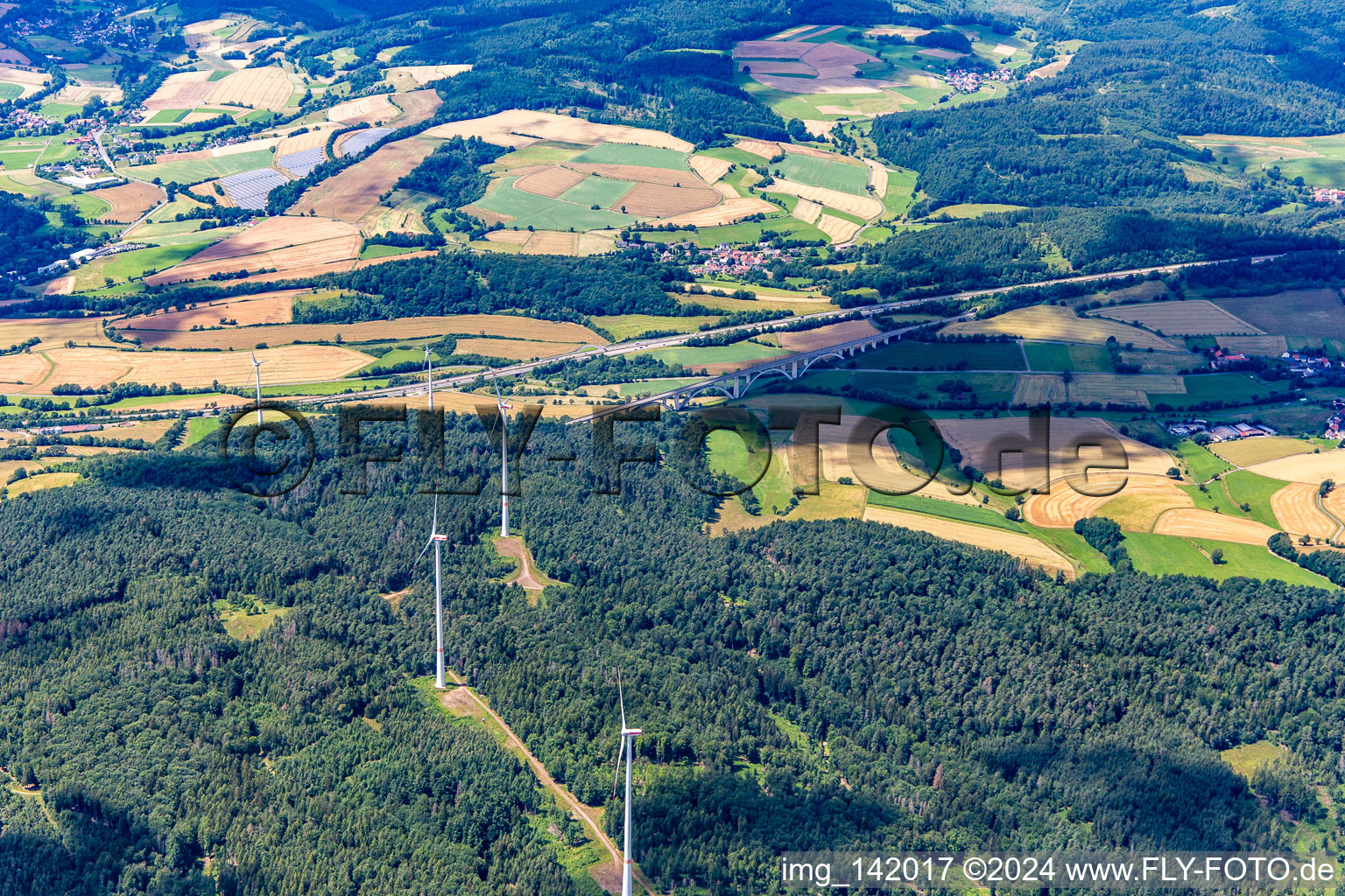 Vue aérienne de Parc éolien devant le pont Großschild à Kirchheim dans le département Hesse, Allemagne