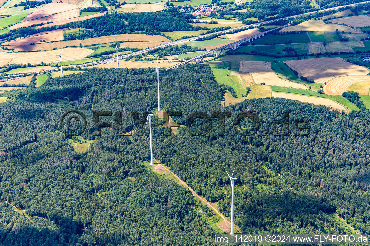 Vue aérienne de Parc éolien devant le pont Großschild à Kirchheim dans le département Hesse, Allemagne