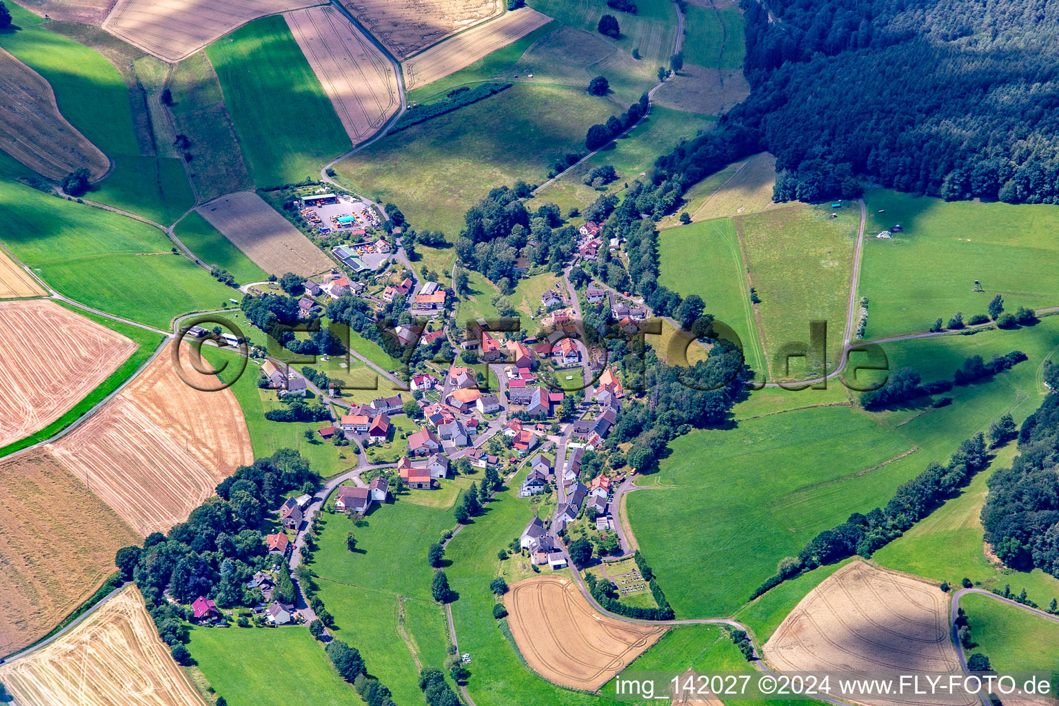 Vue aérienne de Du sud-est à le quartier Allendorf in Kirchheim dans le département Hesse, Allemagne