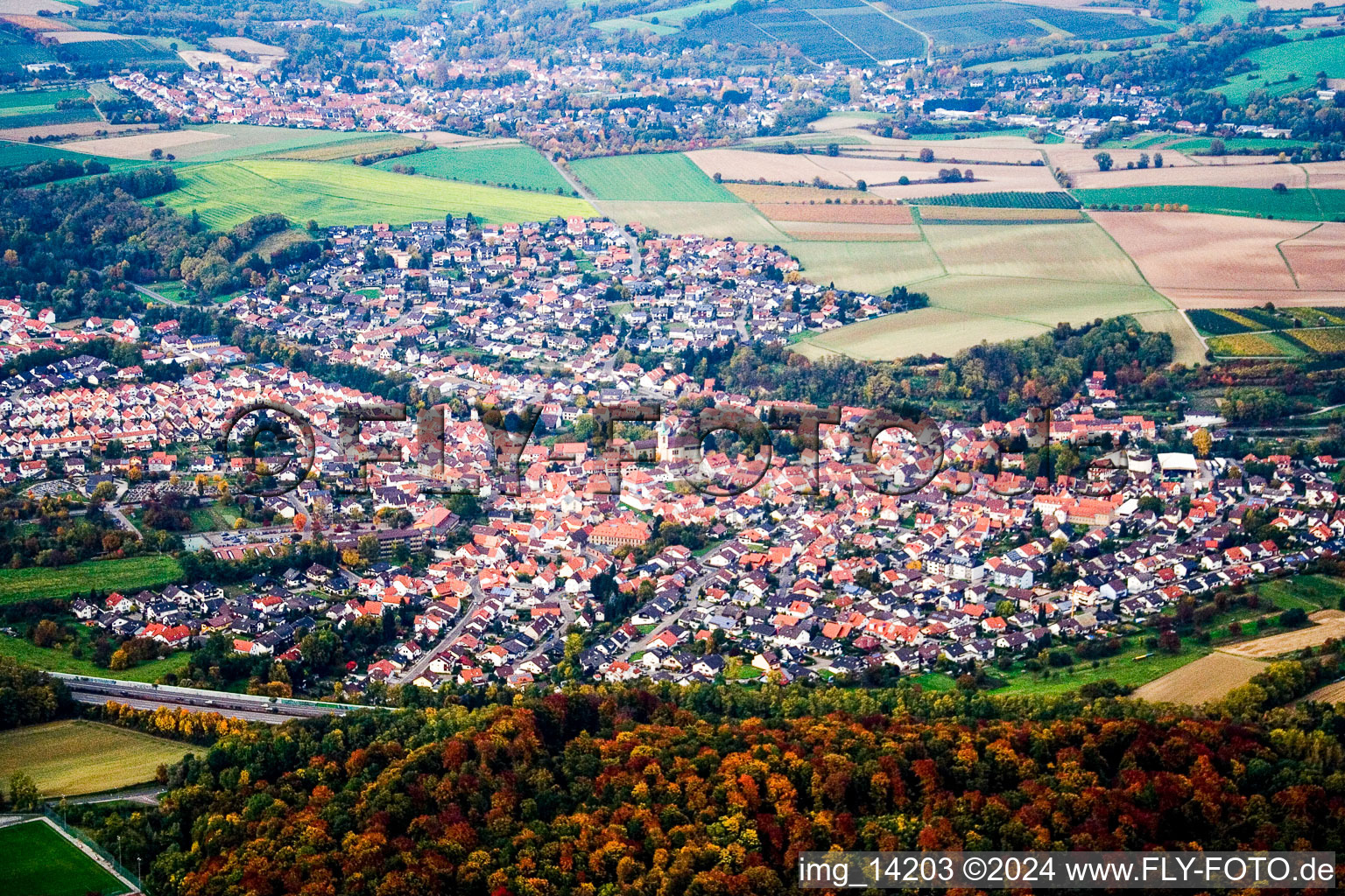 Vue aérienne de Du sud au-delà de l'A6 à Dielheim dans le département Bade-Wurtemberg, Allemagne