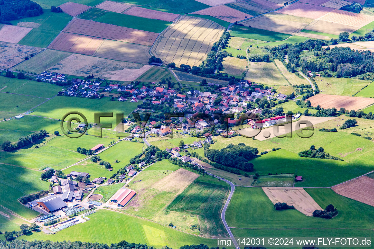 Vue aérienne de Du sud-est à le quartier Heimertshausen in Kirtorf dans le département Hesse, Allemagne