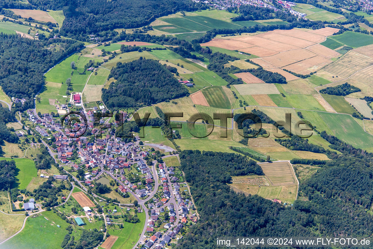 Vue aérienne de Du sud-est à le quartier Allertshausen in Rabenau dans le département Hesse, Allemagne