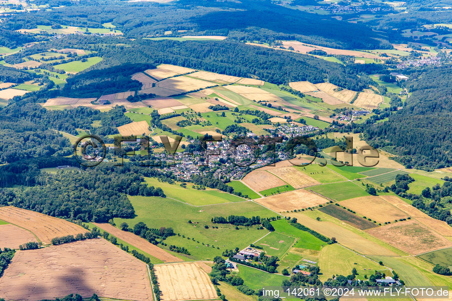 Vue aérienne de Du sud-est à le quartier Niedershausen in Löhnberg dans le département Hesse, Allemagne