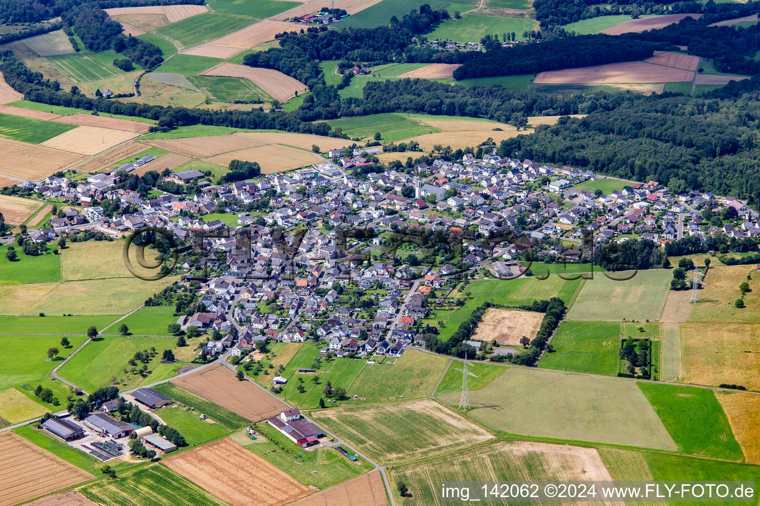 Vue aérienne de Du sud-est à le quartier Oberzeuzheim in Hadamar dans le département Hesse, Allemagne