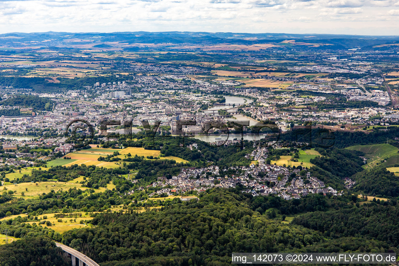 Vue aérienne de Embouchure de la Moselle dans le Rhin depuis l'est à le quartier Altstadt in Koblenz dans le département Rhénanie-Palatinat, Allemagne