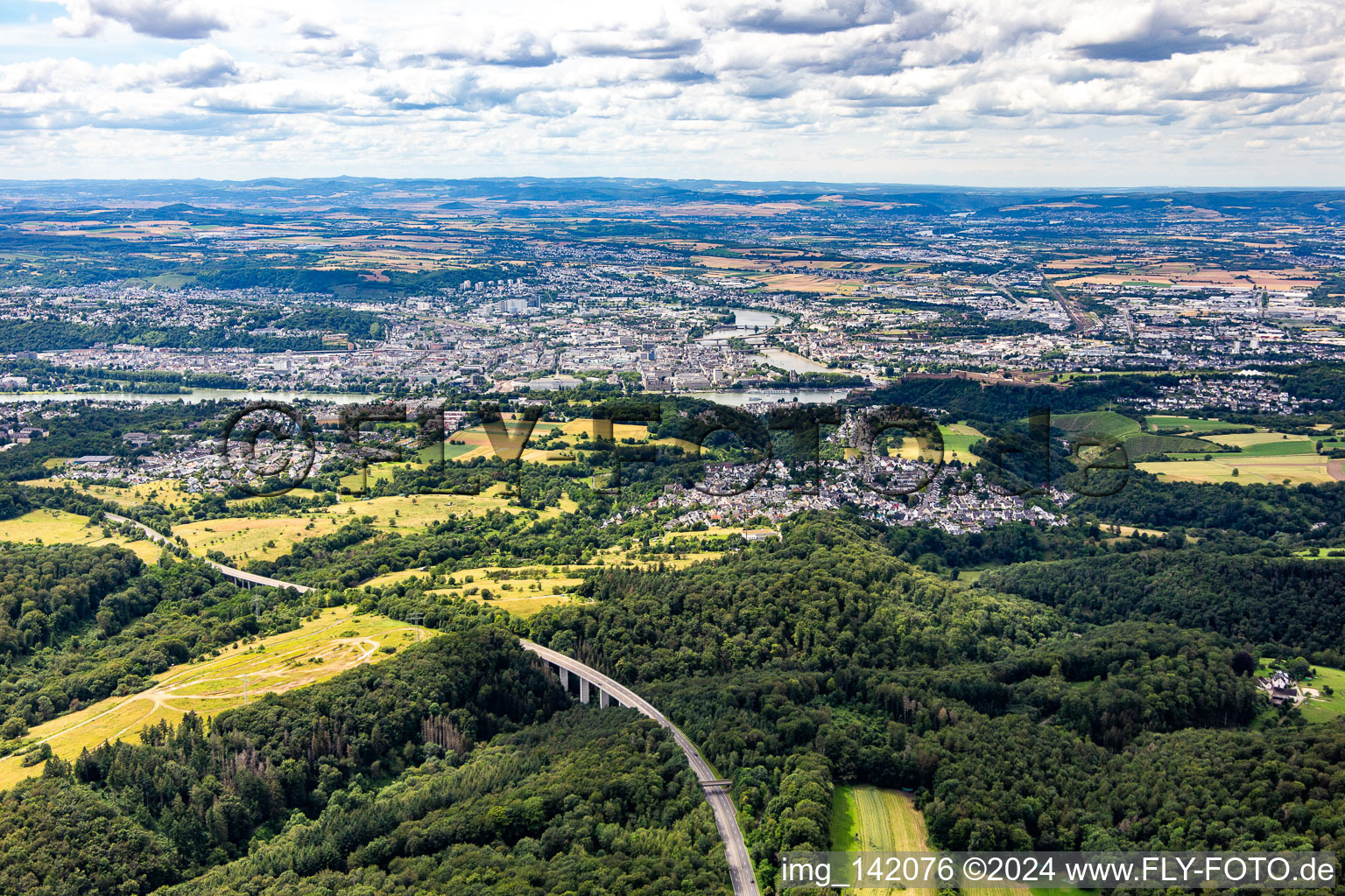 Vue aérienne de Au-delà du Rhin à le quartier Mitte in Koblenz dans le département Rhénanie-Palatinat, Allemagne