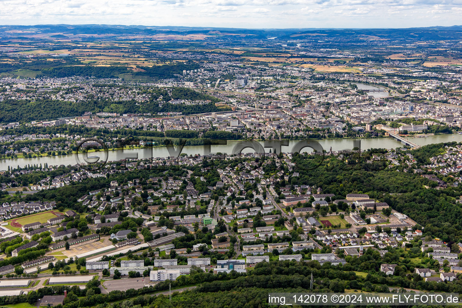 Vue aérienne de Propriétés de la Bundeswehr à le quartier Südliche Vorstadt in Koblenz dans le département Rhénanie-Palatinat, Allemagne