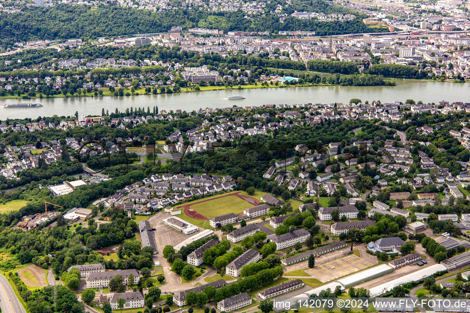 Vue aérienne de Emplacement de la Bundeswehr sur le Pfaffendorfer Höhe à le quartier Horchheimer Höhe in Koblenz dans le département Rhénanie-Palatinat, Allemagne