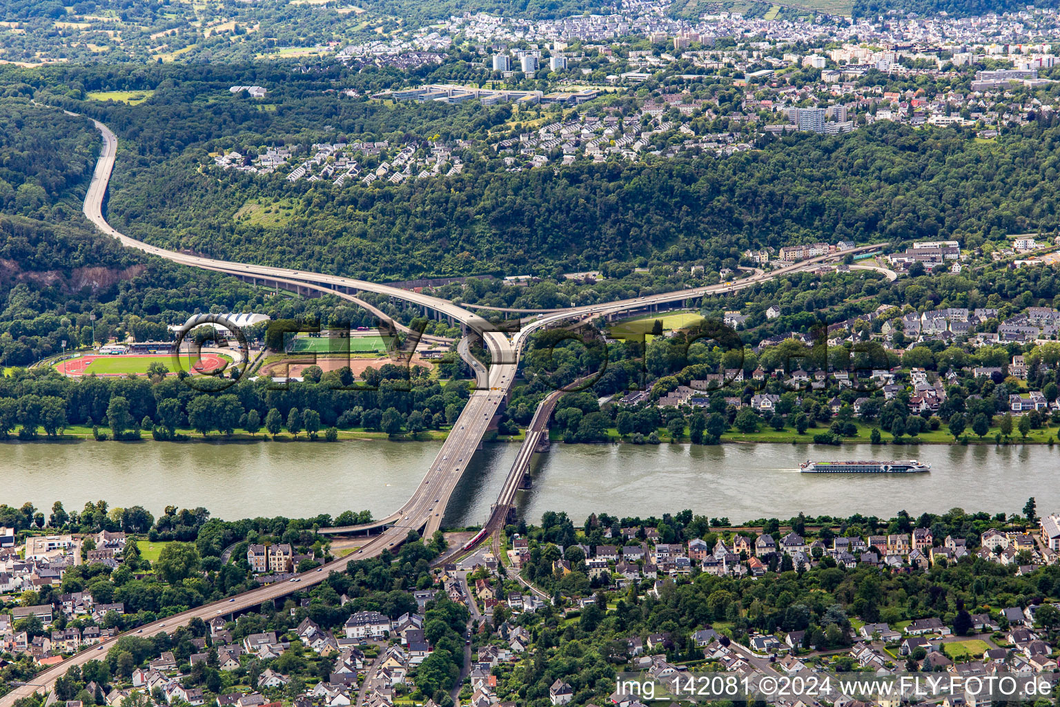 Vue aérienne de Pont sur la B327 et pont ferroviaire de Horchheim sur le Rhin à le quartier Oberwerth in Koblenz dans le département Rhénanie-Palatinat, Allemagne