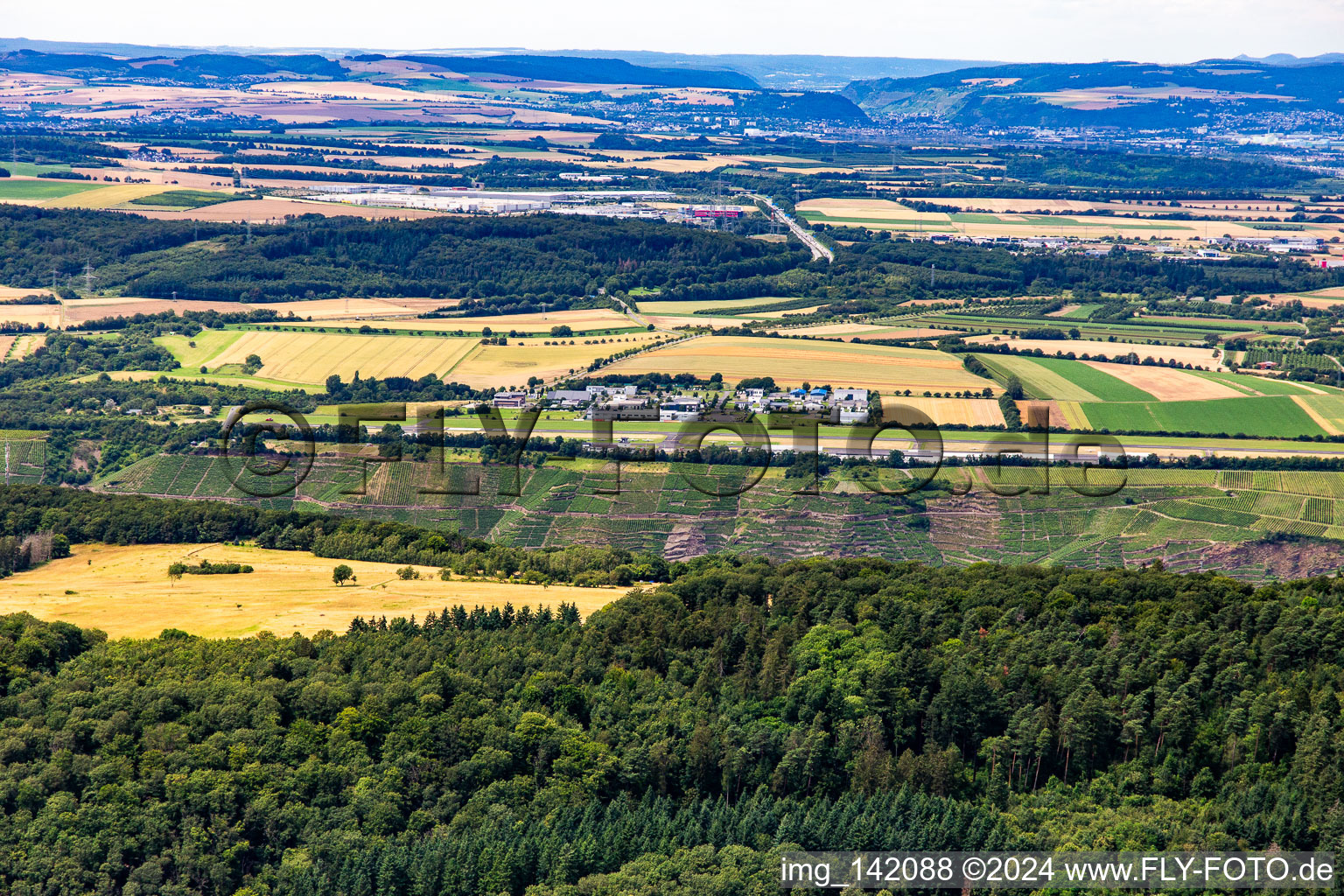 Vue aérienne de Aérodrome de Coblence/Winningen au-dessus des coteaux viticoles de la Moselle depuis le sud à Winningen dans le département Rhénanie-Palatinat, Allemagne