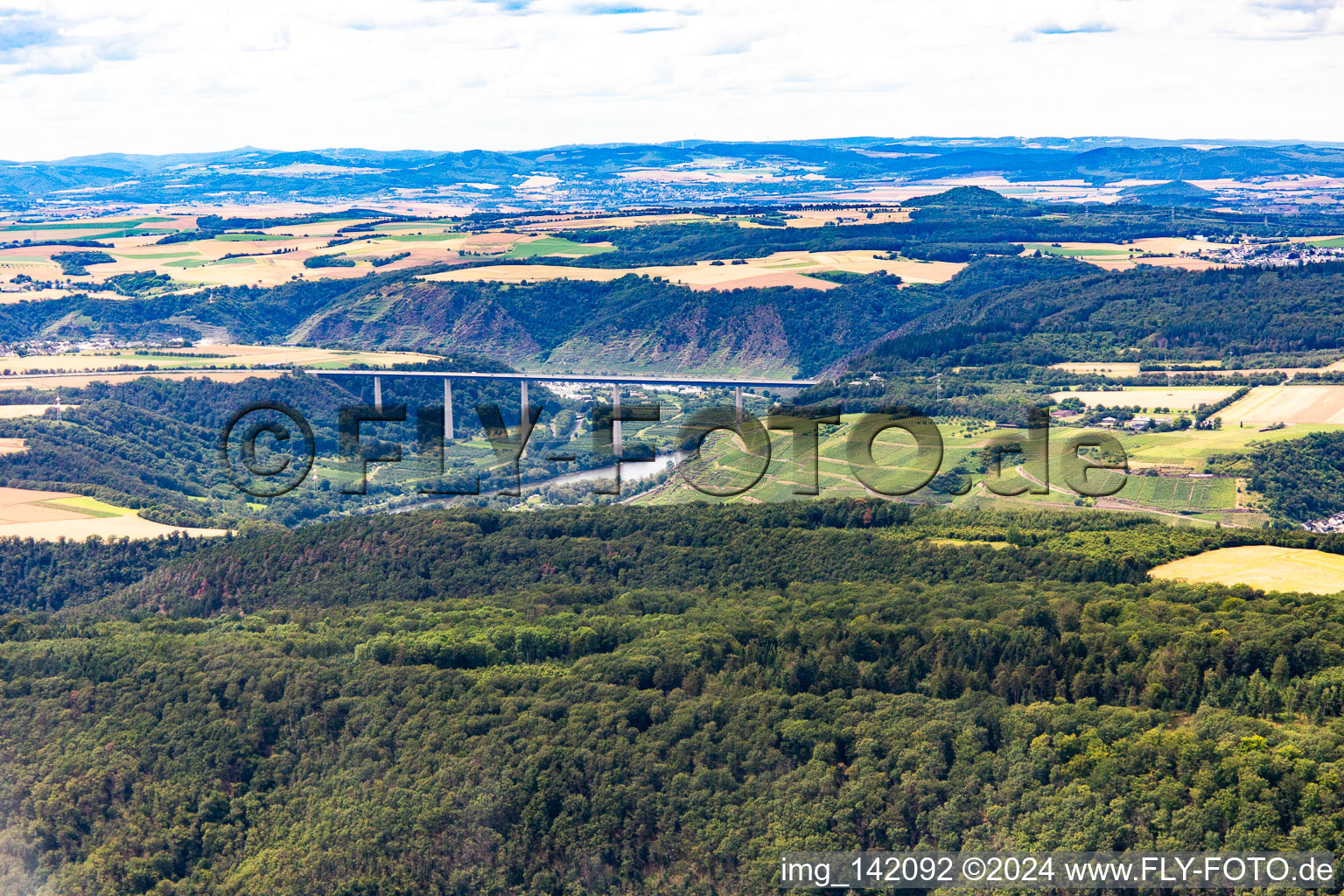 Vue aérienne de Pont de l'autoroute A61 sur la Moselle à Winningen dans le département Rhénanie-Palatinat, Allemagne