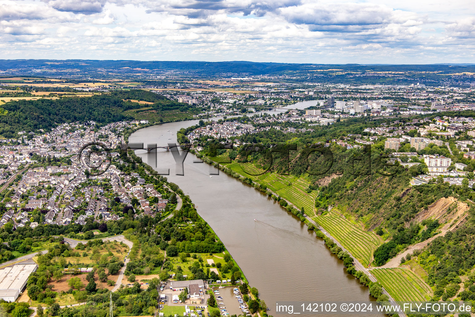 Vue aérienne de Pont Gülser sur la Moselle depuis le sud à le quartier Güls in Koblenz dans le département Rhénanie-Palatinat, Allemagne