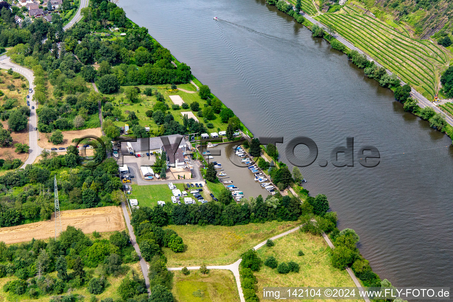 Vue aérienne de Port de plaisance WSC Koblenz eV sur la Moselle à le quartier Güls in Koblenz dans le département Rhénanie-Palatinat, Allemagne