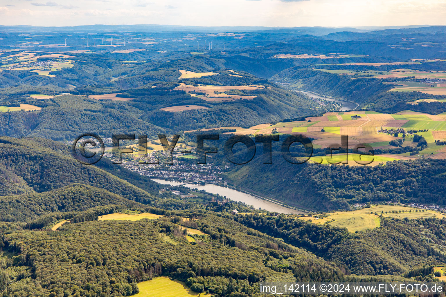 Vue aérienne de Ville de la vallée de la Moselle à Löf dans le département Rhénanie-Palatinat, Allemagne