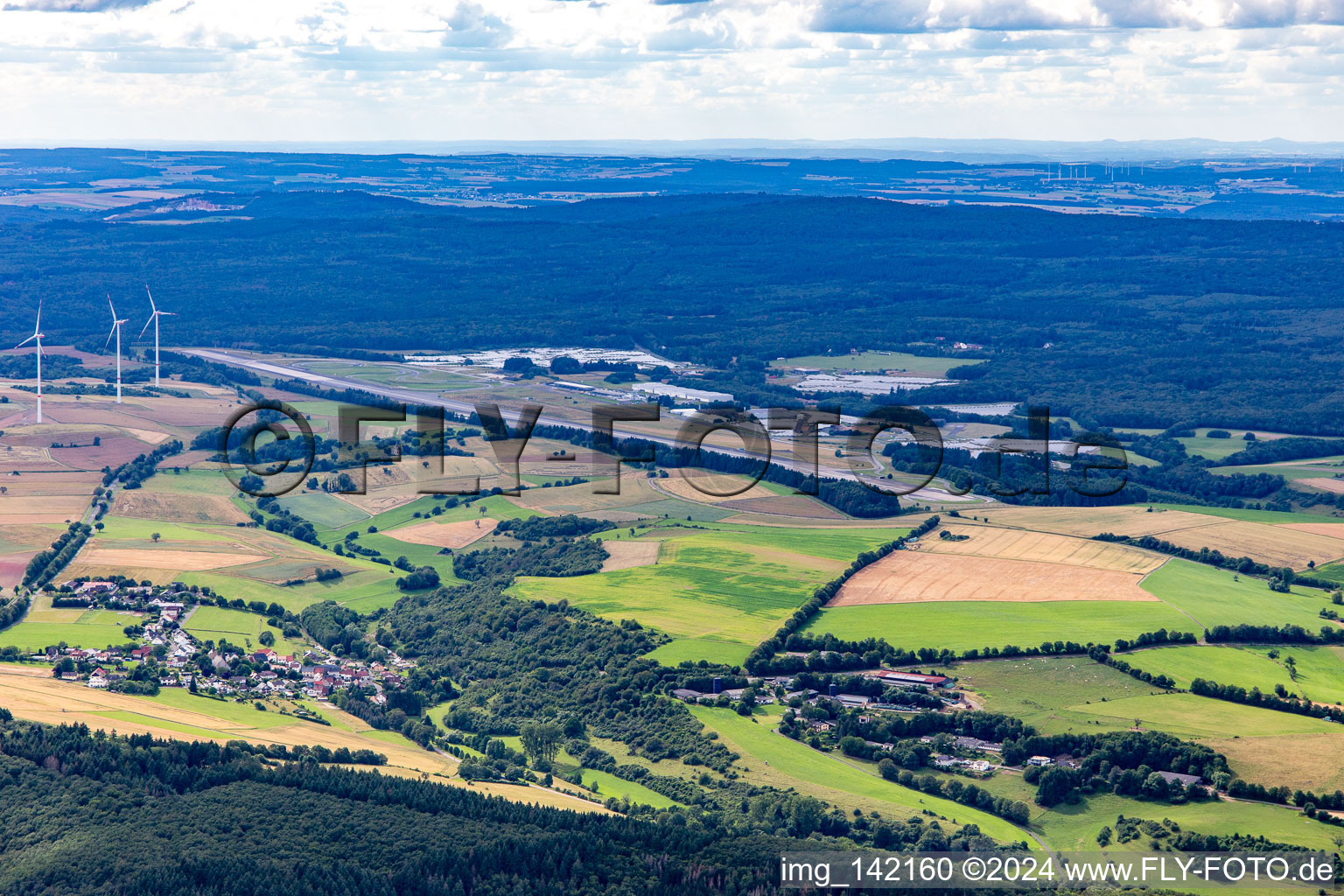 Vue aérienne de Parc d'activités TRIWO Pferdesfeld sur l'ancien aérodrome de Pferdesfeld à le quartier Dörndich in Bad Sobernheim dans le département Rhénanie-Palatinat, Allemagne