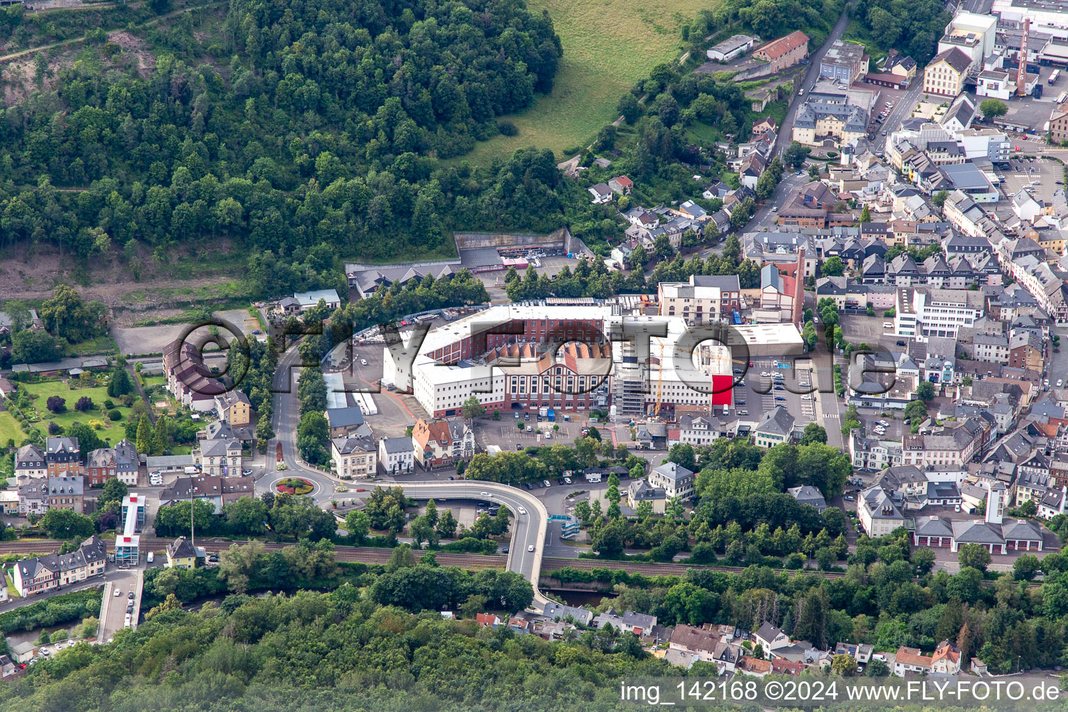 Vue aérienne de SIMONA AG (Administration + Usine I) à Kirn dans le département Rhénanie-Palatinat, Allemagne