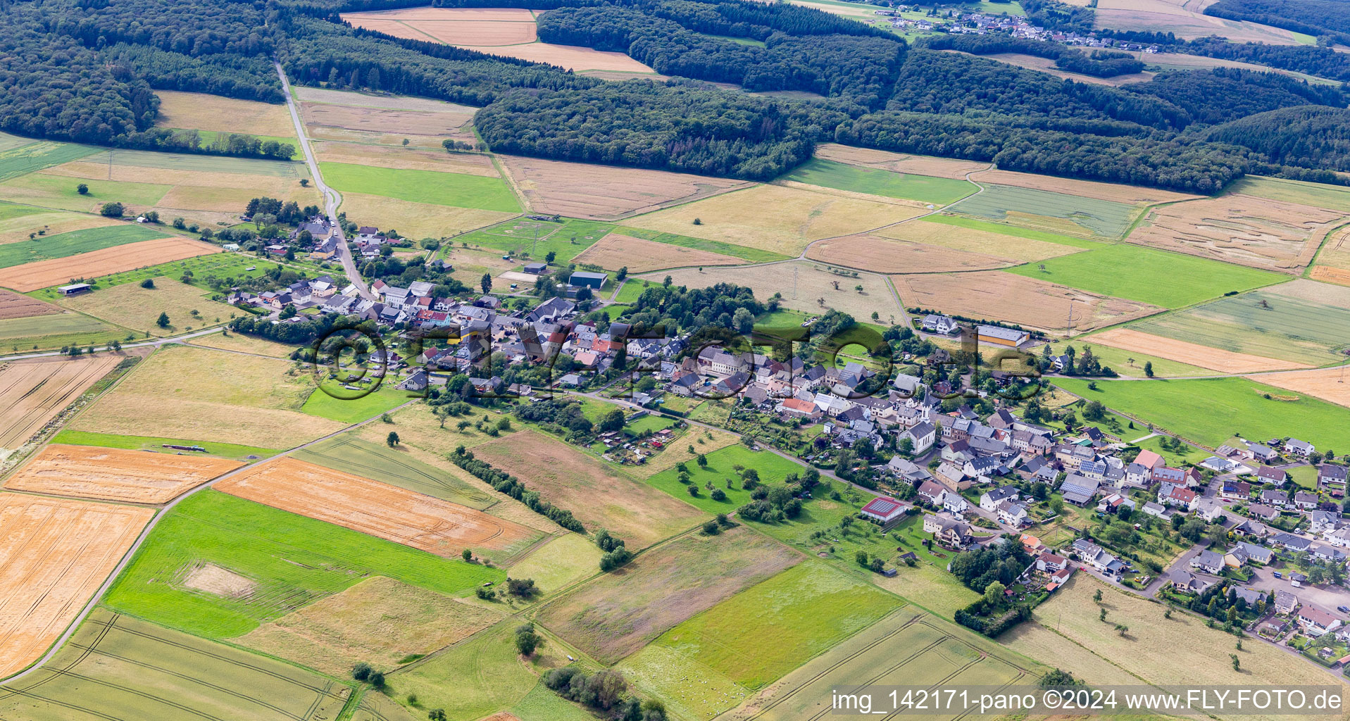 Vue aérienne de Du sud-est à Bergen dans le département Rhénanie-Palatinat, Allemagne