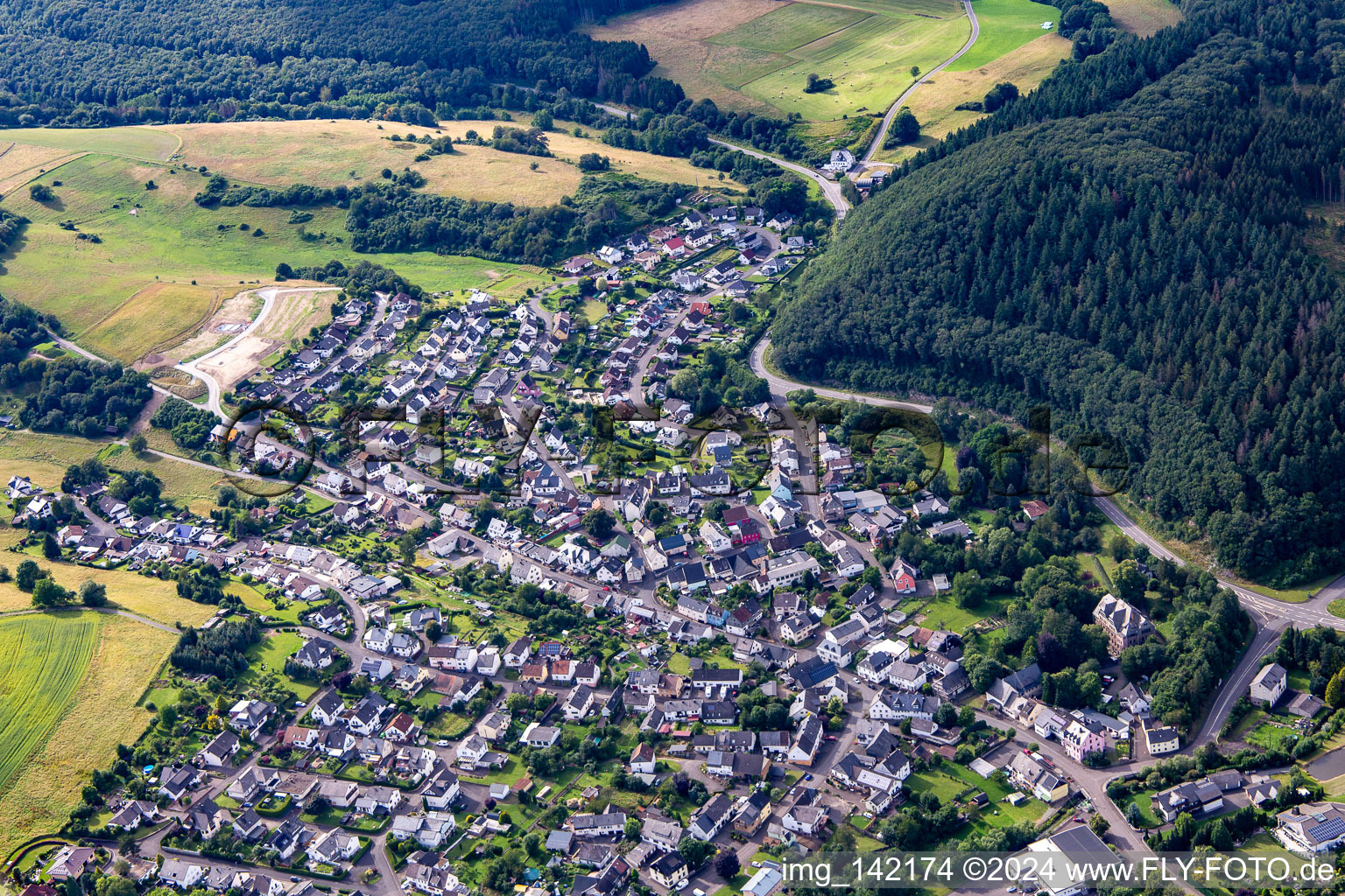 Vue aérienne de Du sud-est à Niederwörresbach dans le département Rhénanie-Palatinat, Allemagne