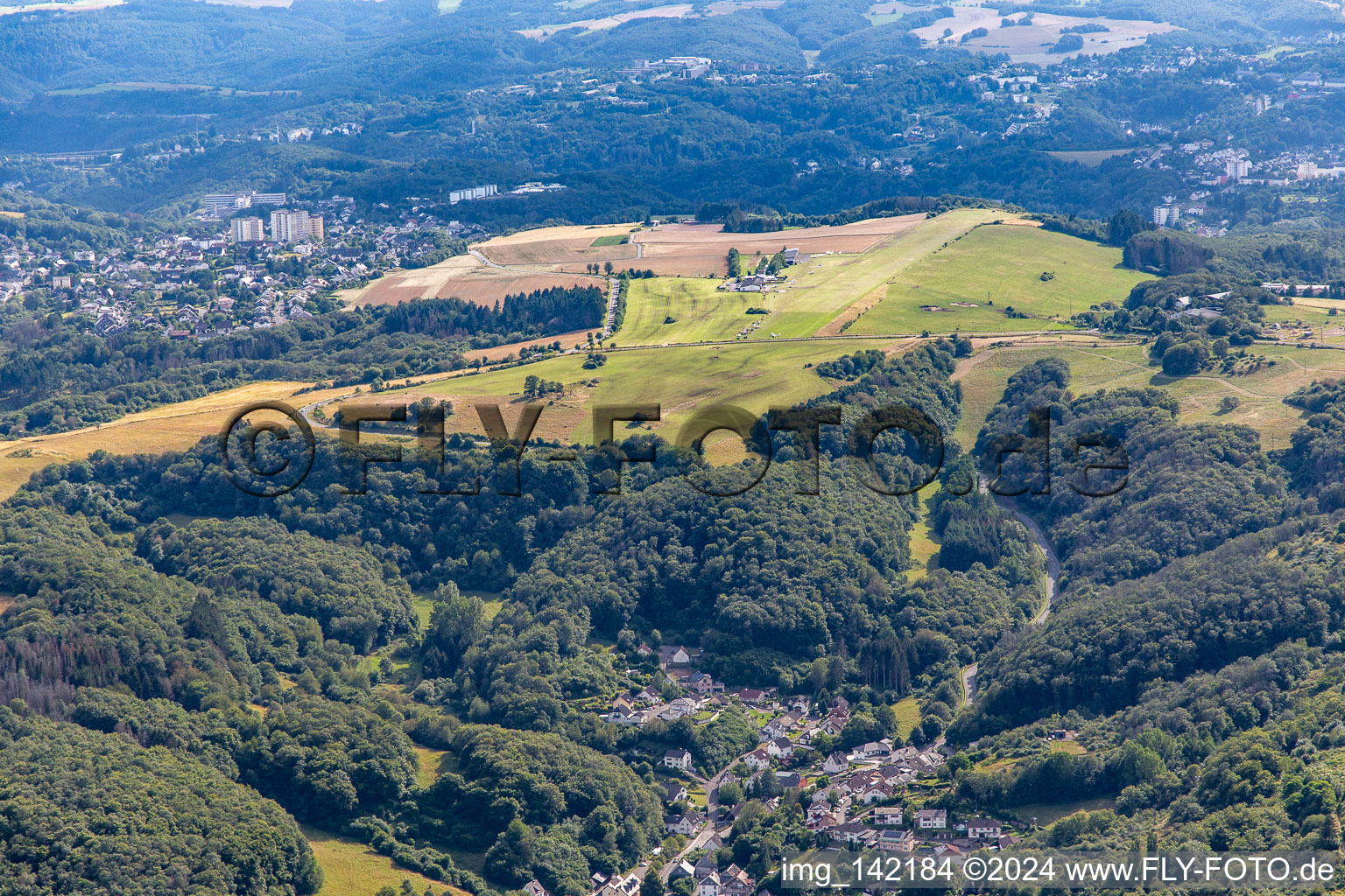 Vue aérienne de Aéroport Idar-Oberstein/Göttschied à le quartier Göttschied in Idar-Oberstein dans le département Rhénanie-Palatinat, Allemagne