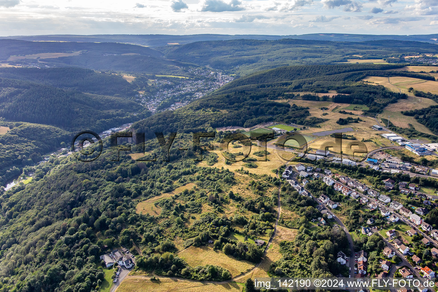 Vue aérienne de Terrains de sport à La Haye sur Max-Planck-Straße à Idar-Oberstein dans le département Rhénanie-Palatinat, Allemagne