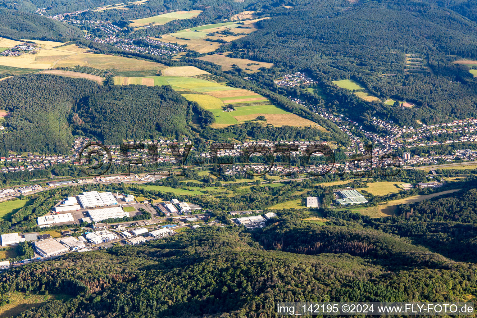 Vue aérienne de Zone industrielle Am Kreuz à le quartier Weierbach in Idar-Oberstein dans le département Rhénanie-Palatinat, Allemagne