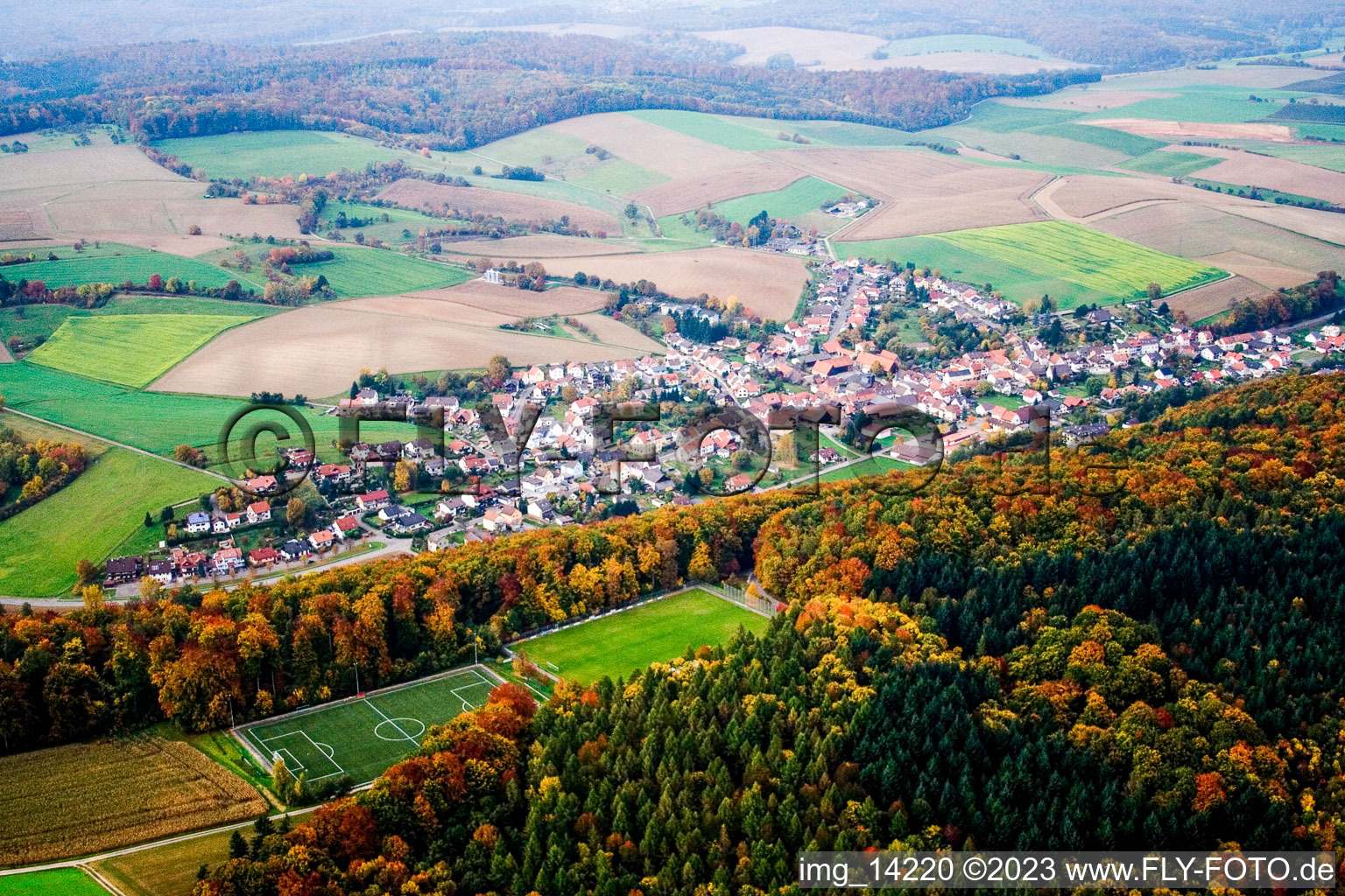 Vue aérienne de Mönchzell dans le département Bade-Wurtemberg, Allemagne