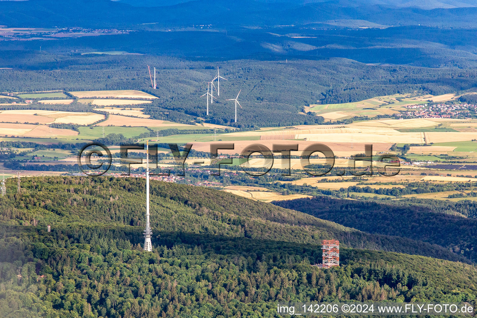 Vue aérienne de Emetteur de télévision et Ludwigsturm sur le Donnersberg, station relais DB0ND à Dannenfels dans le département Rhénanie-Palatinat, Allemagne