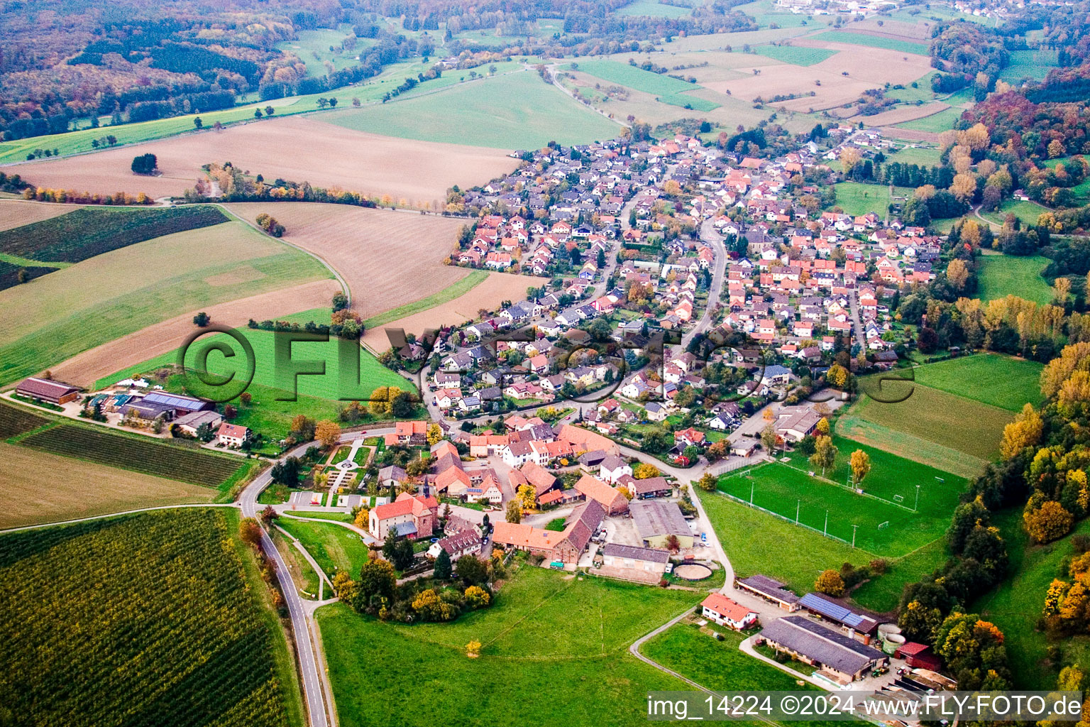 Vue aérienne de Vue sur le village à le quartier Lobenfeld in Lobbach dans le département Bade-Wurtemberg, Allemagne