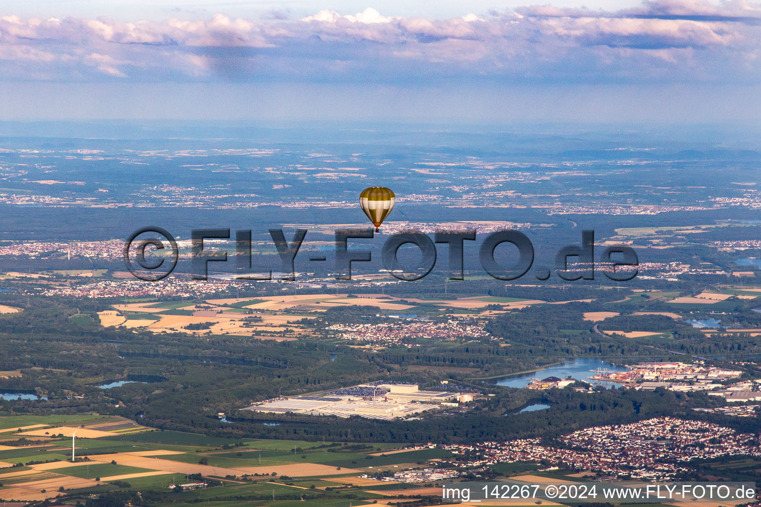 Vue aérienne de Montgolfière au-dessus de la plaine du Rhin à Lingenfeld dans le département Rhénanie-Palatinat, Allemagne