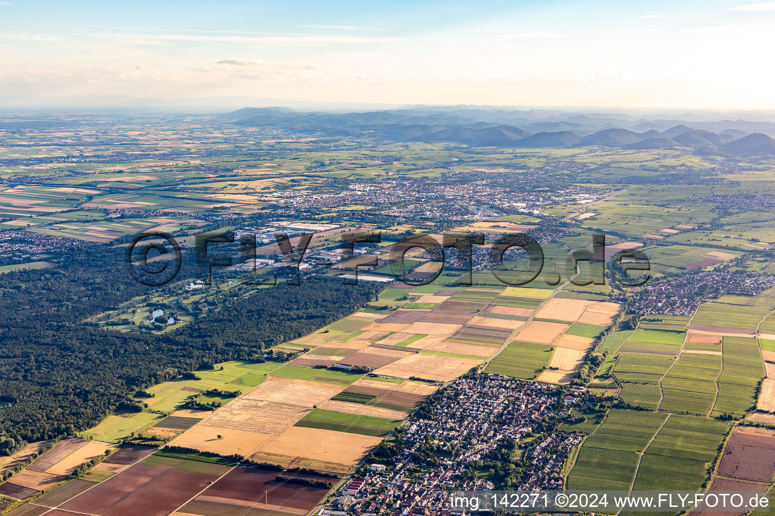 Vue aérienne de En arrière-plan, le parcours de golf Landgut Dreihof - GOLF absolu à le quartier Niederhochstadt in Hochstadt dans le département Rhénanie-Palatinat, Allemagne