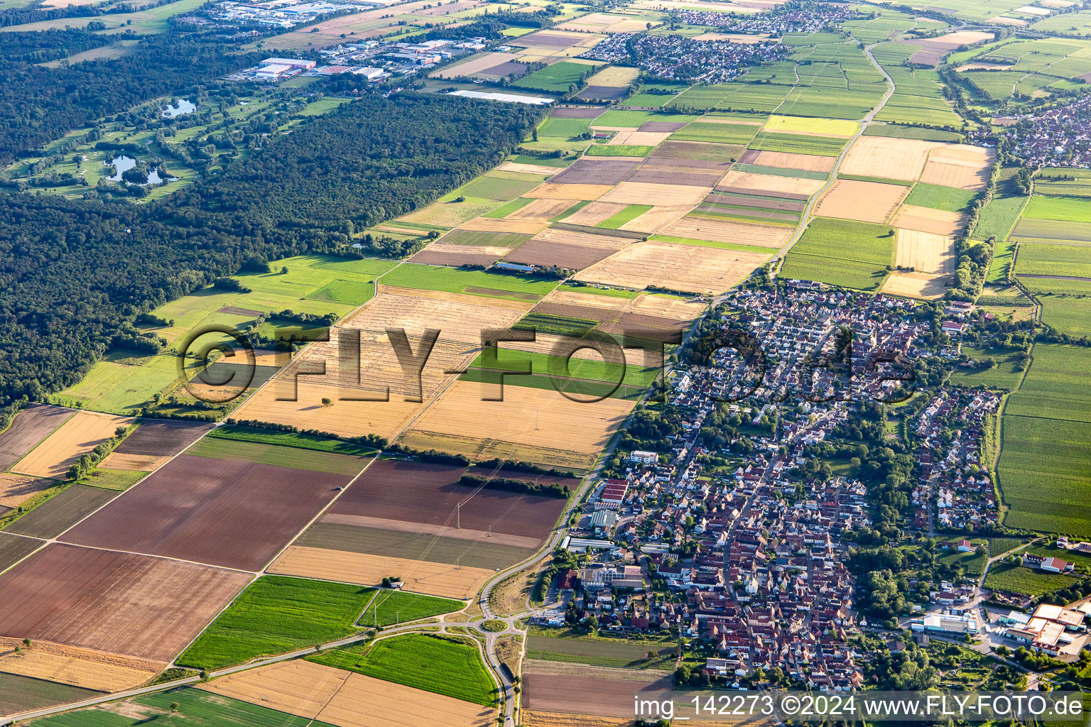 Vue aérienne de En arrière-plan, le parcours de golf Landgut Dreihof - GOLF absolu à le quartier Niederhochstadt in Hochstadt dans le département Rhénanie-Palatinat, Allemagne