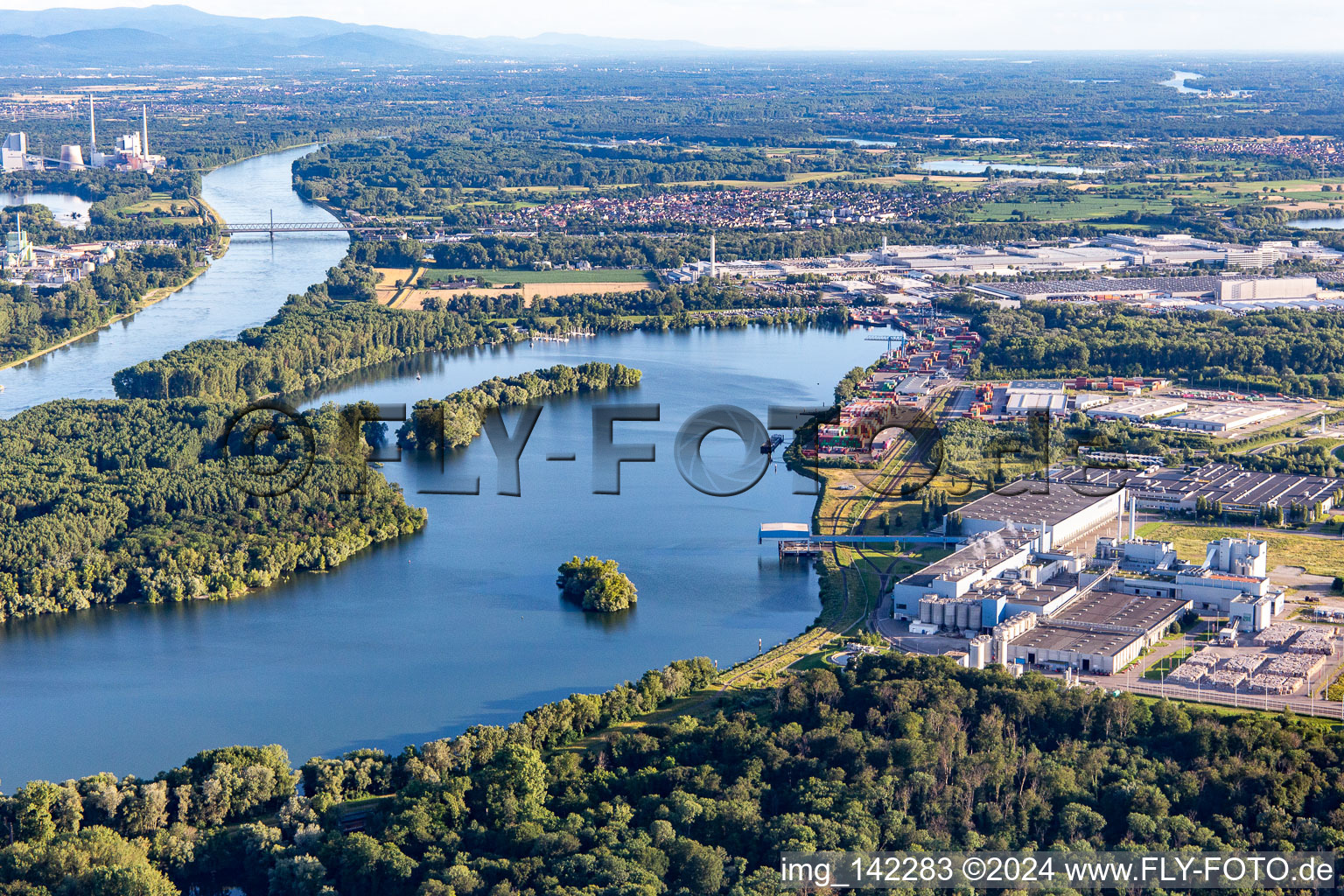 Vue aérienne de Zone industrielle de Wörth-Oberwald au port régional de Wörth à Wörth am Rhein dans le département Rhénanie-Palatinat, Allemagne