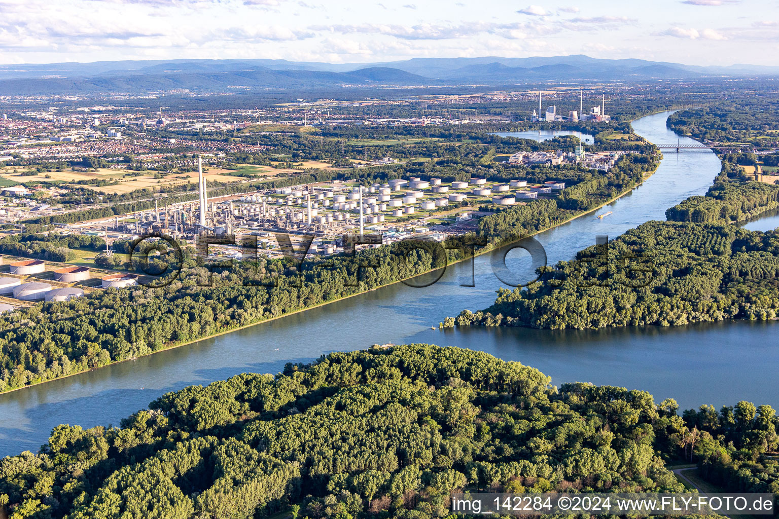 Photographie aérienne de Raffinerie de pétrole du Haut-Rhin à le quartier Knielingen in Karlsruhe dans le département Bade-Wurtemberg, Allemagne