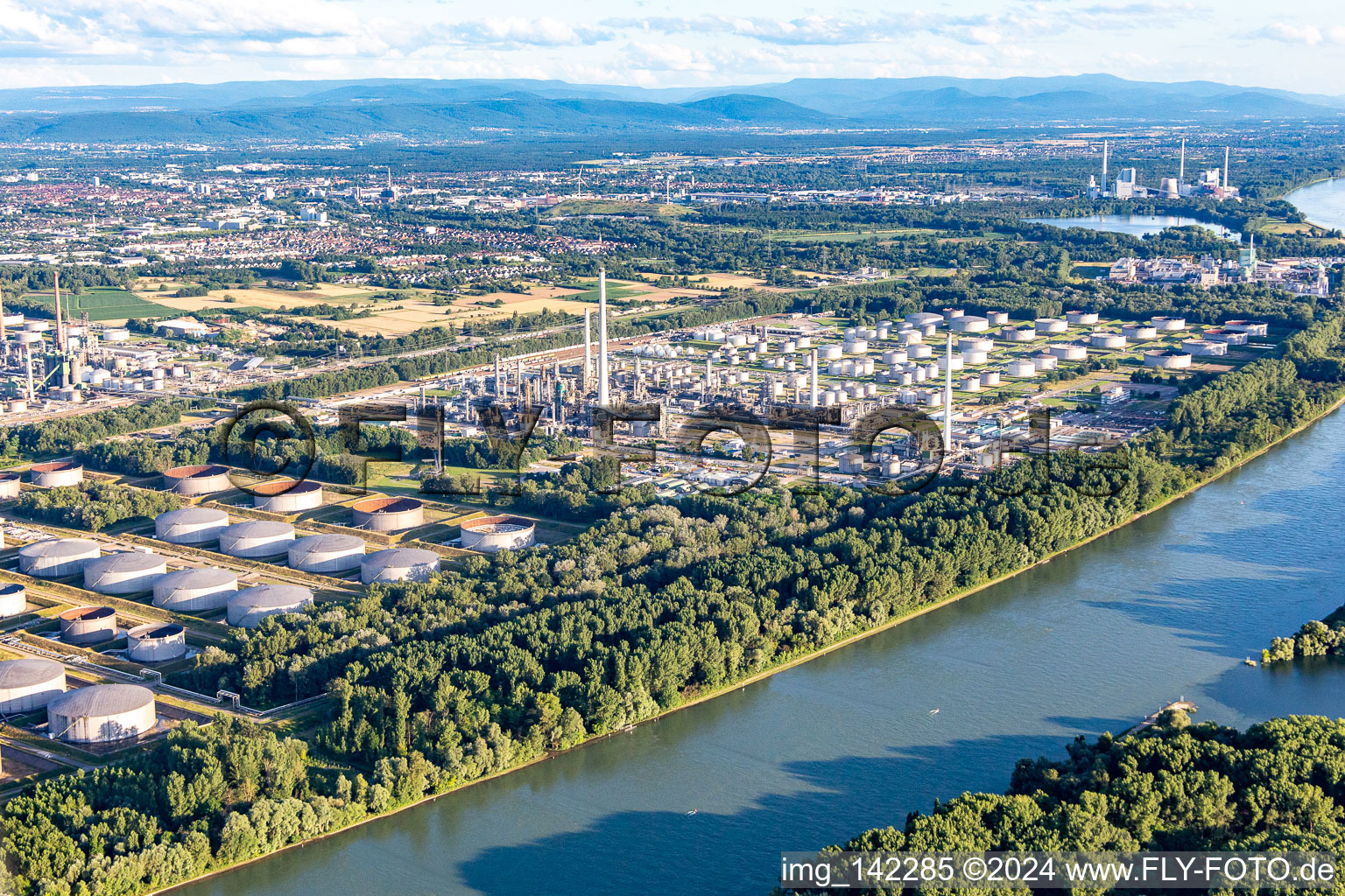 Vue oblique de Raffinerie de pétrole du Haut-Rhin à le quartier Knielingen in Karlsruhe dans le département Bade-Wurtemberg, Allemagne