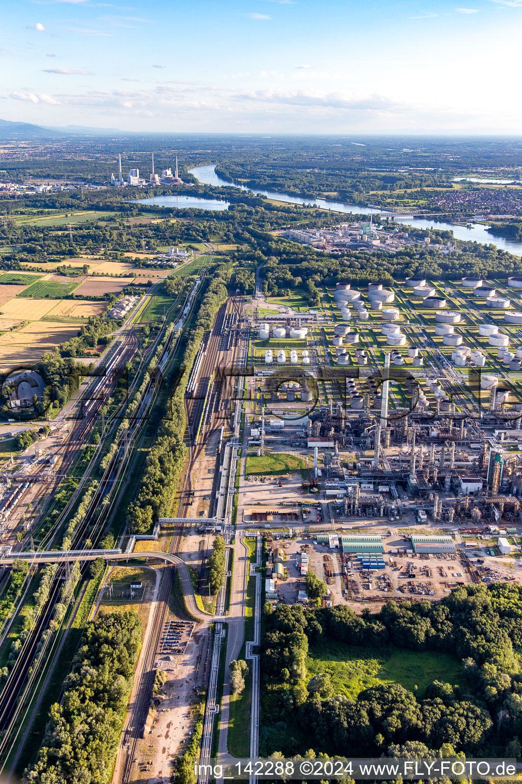 Raffinerie de pétrole du Haut-Rhin à le quartier Knielingen in Karlsruhe dans le département Bade-Wurtemberg, Allemagne d'en haut